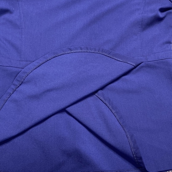 Figs Flores Scrub Top Navy Blue Peplum Fit Side Pockets TW2012 Size Small - Picture 6 of 6